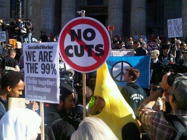 Pancartas contra los recortes en el centro de Londres. (@annabosch)