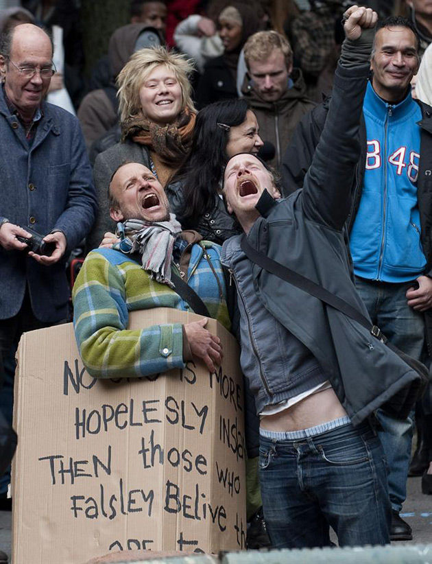 Manifestantes con pancartas participan en una marcha de los indignados en Estocolmo, Suecia. Foto: EFE/MAJA SUSLIN 