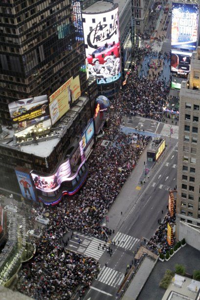Manifestantes del movimiento Ocupemos Wall Street protestan en Times Square, en Nueva York. (Foto AP/Mary Altaffer)