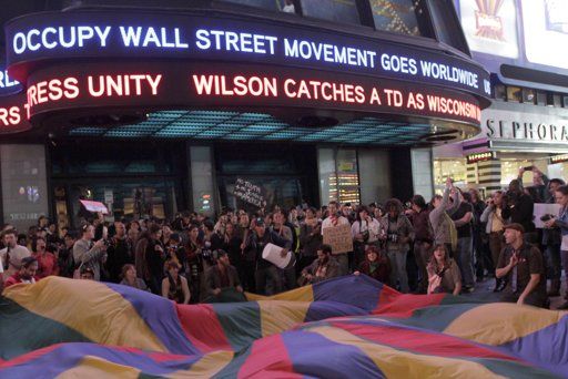 Manifestantes del movimiento Ocupemos Wall Street protestan en Times Square en Nueva York. (Foto AP/Mary Altaffer)