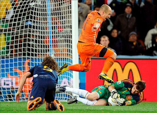 El portero español Iker Casillas para un balón del holandés Arjen Robben, durante la final del Mundial de Fútbol Sudáfrica 2010 entre Holanda y España el  domingo, 11 de julio de 2010, en el estadio Soccer City en Johannesburgo. Foto: EFE/MARCUS BRANDT