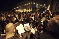 Italianos tomas las calles en un fiesta popular celebrando la salida de Berlusconi. Foto: EFE