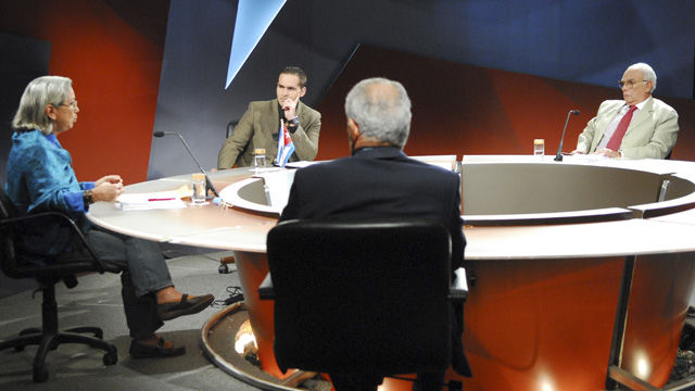  En la Mesa Redonda Informativa de este lunes Oriente Medio, el Golfo Pérsico y la geoestrategia imperial, destacados panelitas analizaron los más recientes acontecimientos relacionados con el Medio Oriente. Foto: Juan Carlos Alejo