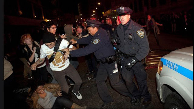 Unos 70 manifestantes fueron detenidos durante la operación llevada a cabo después de que los participantes en la protesta “se negaran a marcharse”. Foto: The Wall Street Journal