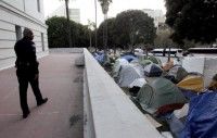 Un policía vigila el campamento en el exterior del Ayuntamiento de Los Angeles, California. Foto: AP/Jae C. Hong, Archivo