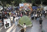 Una multitud se reúne afuera del campamento de manifestantes del movimiento Ocupemos Wall Street afuera del ayuntamiento de la ciudad de Los Angeles, el domingo 27 de noviembre de 2011. El alcalde de Los Angeles, Antonio Villaraigosa, había anunciado que el campamento sería desmantelado en breve. Foto: AP /Phil McCarten