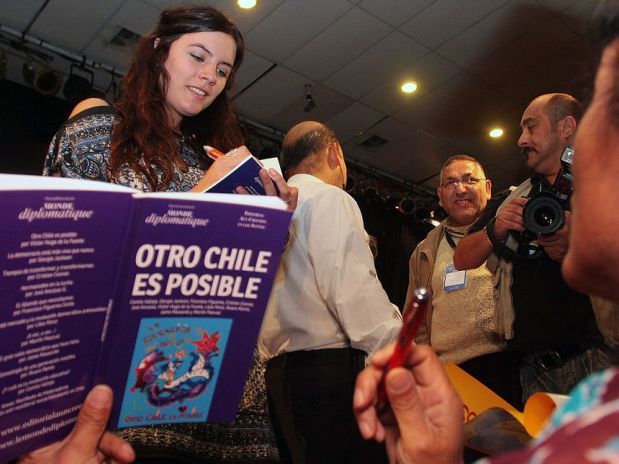 La Presidenta de la FECh Camila Vallejos, firma algunos ejemplares en el lanzamiento del libro “Otro Chile es posible”, en la 34° feria del Internacional libro, que se realiza en la Estación Mapocho. Foto: UPI