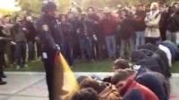 En esta imagen tomada de un video, un agente policial rocía con gas pimienta a un grupo de manifestantes sentados en la Universidad de California en Davis, el viernes 18 de noviembre del 2011. Foto: AP/Thomas K. Fowler