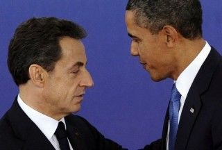El presidente francés Nicolas Sarkozy y el de EEUU, Barack Obama, dialogan durante la Cumbre de Cannes el 3 de noviembre. Foto: AFP