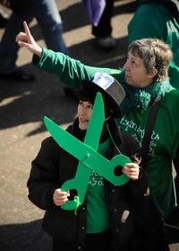 Protesta de profesores y alumnos en España. Foto: REUTERS/Susana Vera