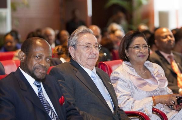 El General de Ejército Raúl Castro Ruz ©, presidente de los Consejos de Estado y de Ministros de Cuba, junto a la primera ministra de Trinidad y Tobago, Kamla Persad-Bissessa,  y el primer ministro de Saint Kitts y Nevis y presidente de la Comunidad del Caribe (CARICOM), Denzil Douglas