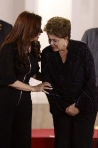 Cristina Fernández conversa con Dilma Rousseff, mandatarias de Argentina y Brasil