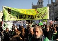 Protesta de profesores y alumnos en España. Foto: REUTERS/Susana Vera