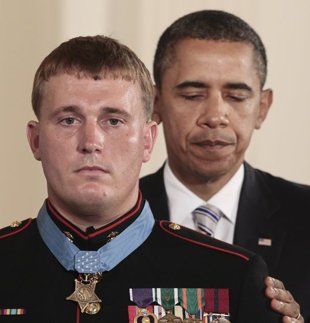 Dakota Meyer recibe su Medalla de Honor de las manos de Obama. Foto: AP