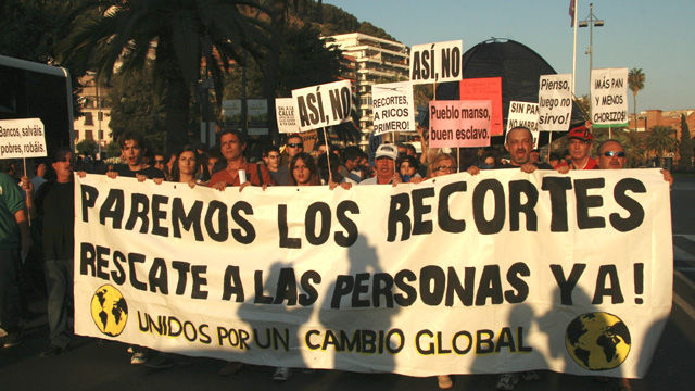 Naciones como Italia, Grecia, España y Bélgica reportan manifestaciones populares en contra esa política de “austeridad” que perjudica a la mayoría. En la foto marcha en Málaga, España.