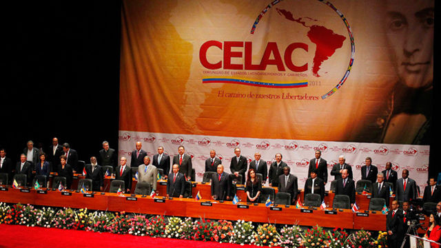 La Celac ha servido para "que América Latina se reencuentre, se reencuentre con Cuba, que tanto daño le hizo una OEA entregada al pensamiento, al control de los Estados Unidos y que cometió gravísimos errores históricos". Foto: Reuters