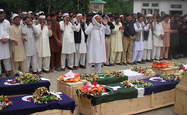 Pakistán le da el último adiós a los 28 soldados muertos en atentado de la OTAN