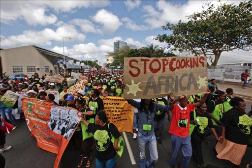 Miles de personas marchan hacia la cumbre de cambio climático de Durban. Foto: EFE