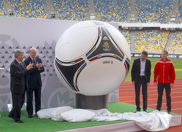 Ángel María Villar, presidente de la Federación Española de Fútbol, (i), y Vicente del Bosque, seleccionador, (2-i), el presidente de Adidas, Herbert Hainer, (2-d), y el seleccionador polaco Rafal Murawski, (d), durante la presentación el Tango 12, el balón oficial de la Eurocopa de Ucrania y Polonia 2012. Foto: EFE