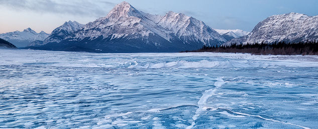 Paisaje fotógrafo Emmanuel Coupe recibió honores Selección del Editor en el concurso de fotografía de National Geographic Traveler para esta imagen de un lago congelado en Canadá. 