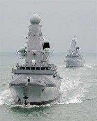 Fotografía de archivo del 15 de febrero de 2010 de los barcos "HMS Dauntless" (i) y "HMS Daring" (d) abandonado Portsmouth, Inglaterra. Foto: EFE