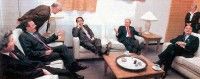 Aznar y Bush con los pies encima de la mesa en una reunion del G8
