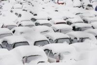 La nieve cubre decenas de autos en Mercogliano al sur de Italia el 7 de febrero. El balance de la ola de frío en Europa, que persistirá al menos hasta la semana próxima, aumentó especialmente en el este del continente, hasta los 450 muertos. Foto: AFP