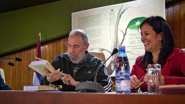 Presentación del libro Fidel Castro Ruz: Guerrillero del tiempo. El Comandante compartió con periodistas, intelectuales, amigos y familiares de Los Cinco. Foto: Roberto Chile/Cubadebate