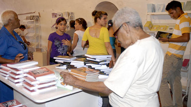  Aida Barh, vicepresidenta del Instituto Cubano del Libro, caracterizó también la primera etapa de la cita literaria, por la excelente acogida del público y la buena promoción en los medios de prensa. Foto: AIN