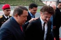 Sean Penn junto al presidente Chavez