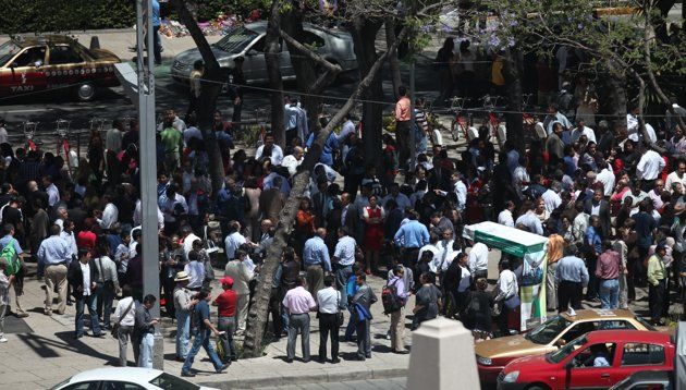 Habitantes de Ciudad de México se reúnen en el parque del Ángel de la Independencia, hasta donde se sintió el sismo y las réplicas que sacudieron el estado de Guerrero. AP Photo/Dario Lopez-Mills