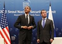 El presidente estadounidense Barack Obama, izquierda, y su colega ruso Dmitry Medvedev al finalizar un encuentro bilateral durante la reunión Cimera sobre Seguridad Nuclear en Seúl el lunes 26 de marzo del 2012. Foto: AP/Pablo Martínez Monsivais