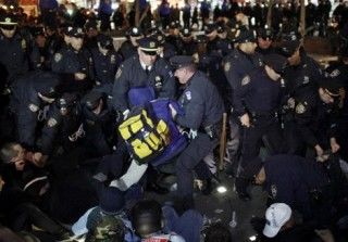 Policias arrestan a indignados en Nueva York