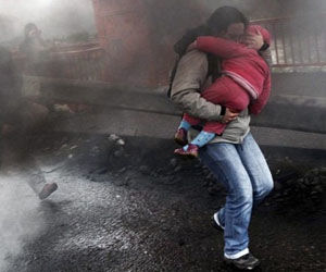 Niña chilena de tres años afectada por gas lacrimógeno