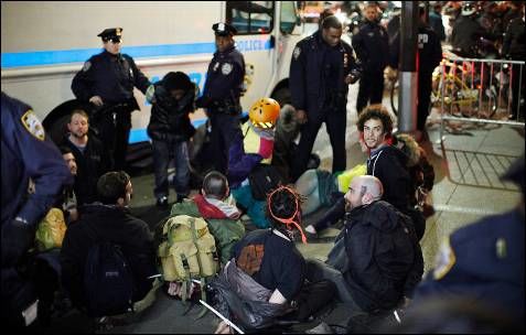 Miembros del movimiento Occupy arestados y con esposas de plástico en el parque Zuccetti de Nueva York. REUTERS/Eduardo Munoz