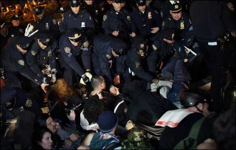 Más de 100 oficiales entraron a arrestar a los miembros que quedaban en el parque Zucceti. REUTERS/Eduardo Munoz