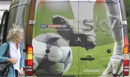 Foto de archivo de un vehículo del canal de noticias británico Sky News en Londres, jun 15 2010. Foto: Toby MelvilleVer/REUTERS