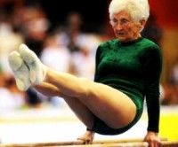 Una anciana de 86 años sorprende con sus piruetas sobre barras paralelas
