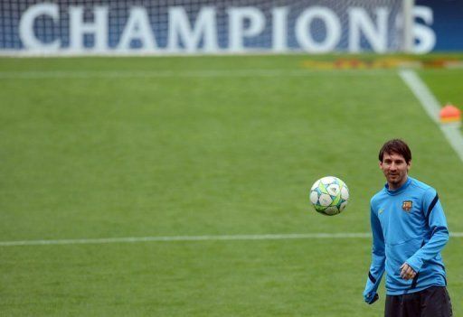 El delantero argentino del FC Barcelona Lionel Messi mira el balón durante un entrenamiento del equipo en el estadio catalán Camp Nou el lunes 23 de abril. Foto: AFP