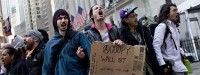 Manifestantes del movimiento Occupy protestan en la esquina de Wall Street con la calle Nassau. Foto: Reuters