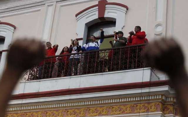 Presidente Hugo Chávez desde el Balcón del Pueblo en Miraflores