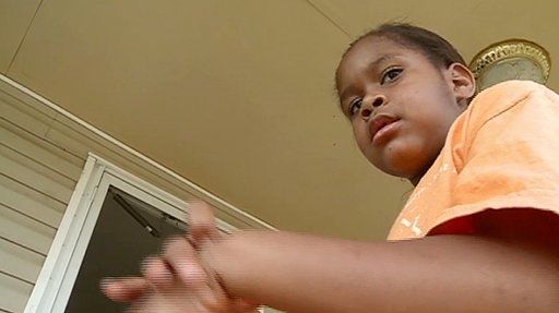 En esta imagen del lunes 16 de abril de 2012 tomada de video y distribuida por WMAZ-13 TV, se ve a la niña Salecia Johnson, de 6 años, en su casa cerca de Milledgeville, Georgia. La policía esposó a la pequeña luego de que hizo un berrinche, y el jefe de policía no se disculpa por ello. Foto: AP/WMAZ-13 TV