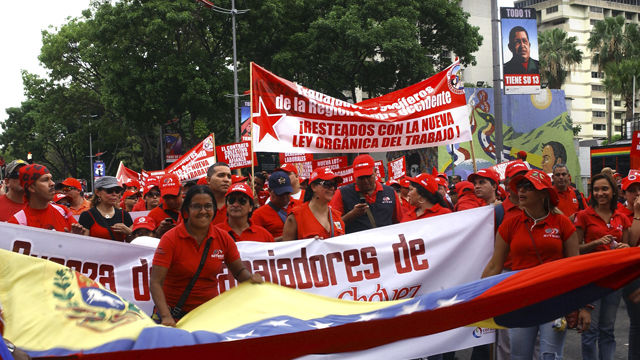 Venezolanos participan en el desfile por el Primero de Mayo, Día Internacional de los Trabajadores, en la ciudad de Caracas, Venezuela, el 1ro. de mayo de 2012. Foto:AIN