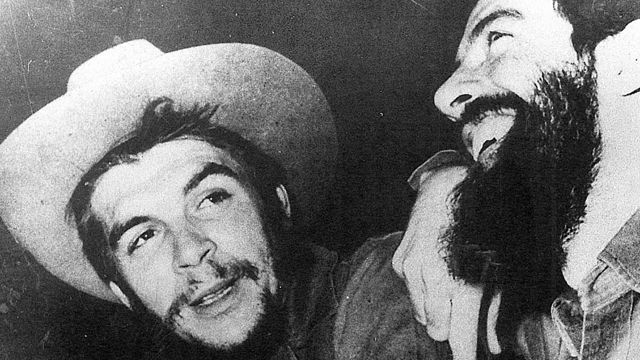 Boina por sombrero. 1959. Che ha trocado su boina negra por el sombrero alón, no menos paradigmático, de Camilo Cienfuegos. Foto Perfecto Romero