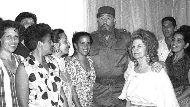 Carilda en encuentro con Fidel Castro en La Habana. Foto: Archivo