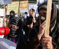 Cientos de mujeres protestan contra ejecución pública de joven afgana
