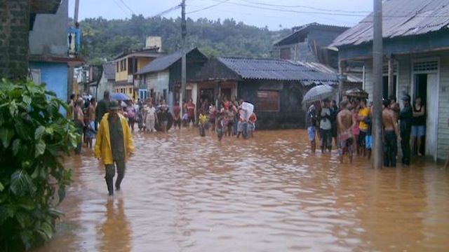 Inundaciones en la calle Juración, una de las calles del centro histórico de Baracoa, Granma, tras el paso de la tormenta tropical Isaac, el 26 de agosto de 2012. AIN FOTO/Ariel SOLER COSTAFREDA/