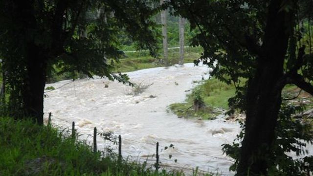 Escurrimiento de las montañas de la sierra Meneses-Cueto-Bamburanao a la altura de las curvas de El Yigre, como consecuencia de las lluvias asociadas a la tormenta tropical Isacc, en la intersección de las calles Maceo y Camilo Cienfuegos, en Yaguajay, Sancti Spi­ritus, el 26 de Agosto de 2012. AIN FOTO/Oscar ALFONSO SOSA/ogm