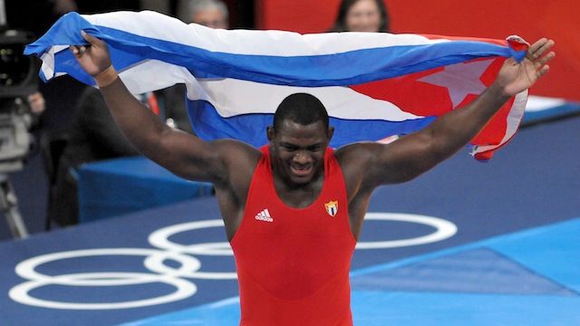 La tercera medalla de oro para Cuba fue la de Miajin López, la que unida a la de plata obtenida también este lunes en el salto con pértiga de Yarisley Silva, catapultó a la Isla al puesto 13 del Medallero Olímpico de Londres 2012 y sigue liderando al grupo latinoamericano. Foto: Ricardo López Hevia