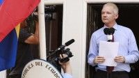 Suecia solicita la extradición y Julian Assange se presenta a la justicia británica para responder a estas incriminaciones de Suecia.